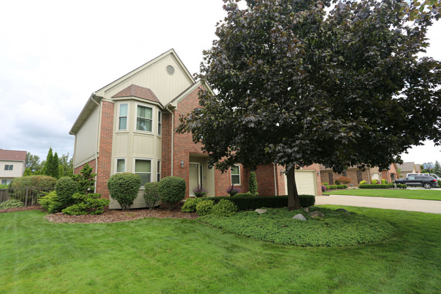 20279 Ramblewood Dr., MI 48044 is For Sale By Owner Reozom